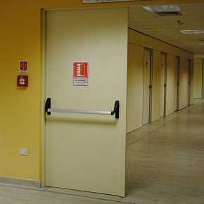 Противопожарная дверь с антипаникой в БЦ